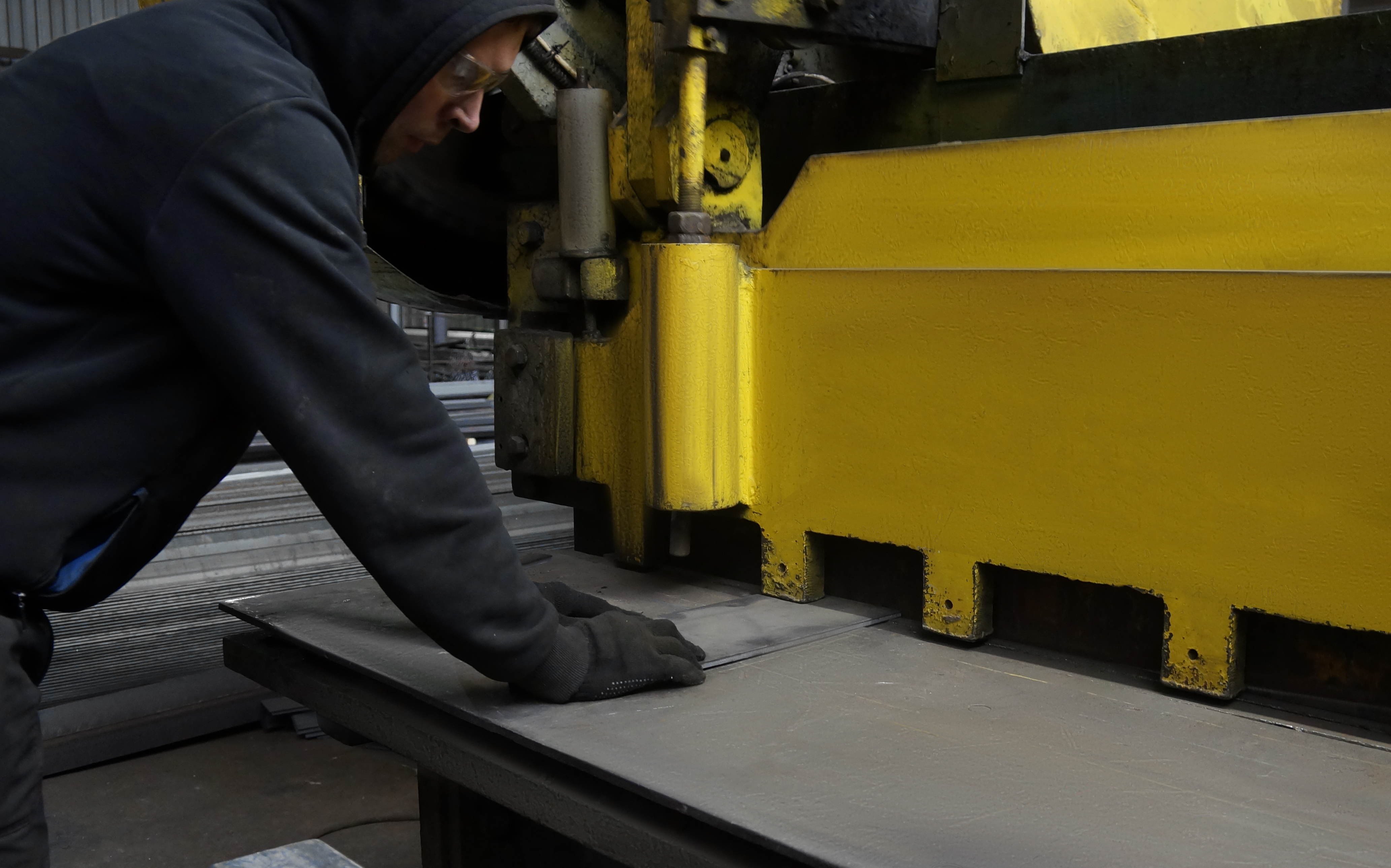 Рубка металла на гильотине цена. Рубка листового проката. Цены и расценки на рубку листа в Екатеринбурге.