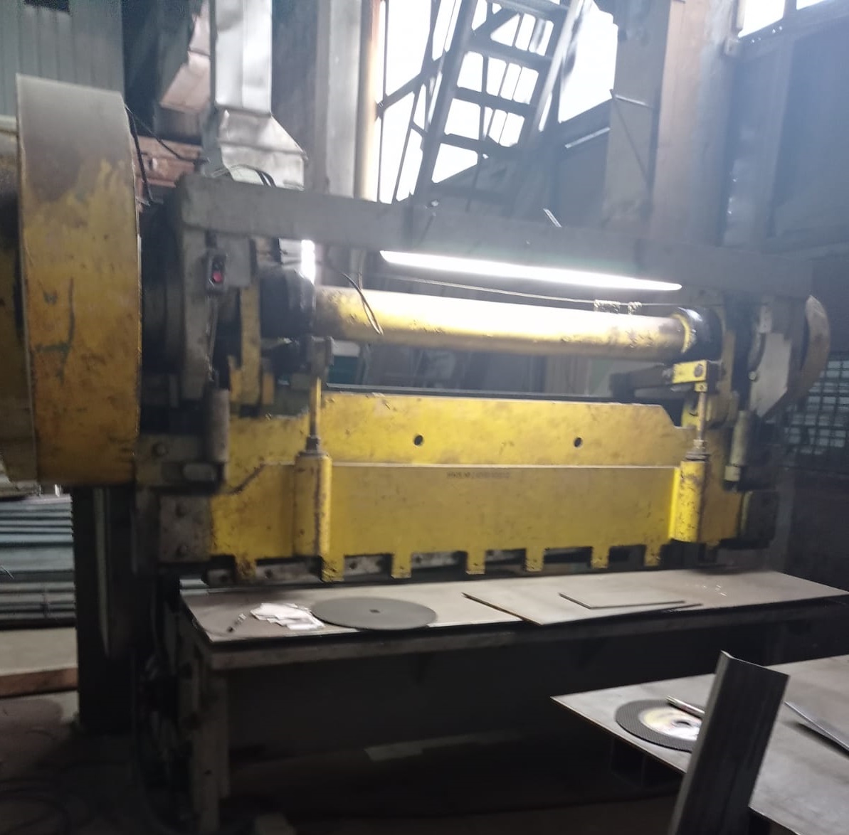 Рубка листа на гильотине цены в Екатеринбурге